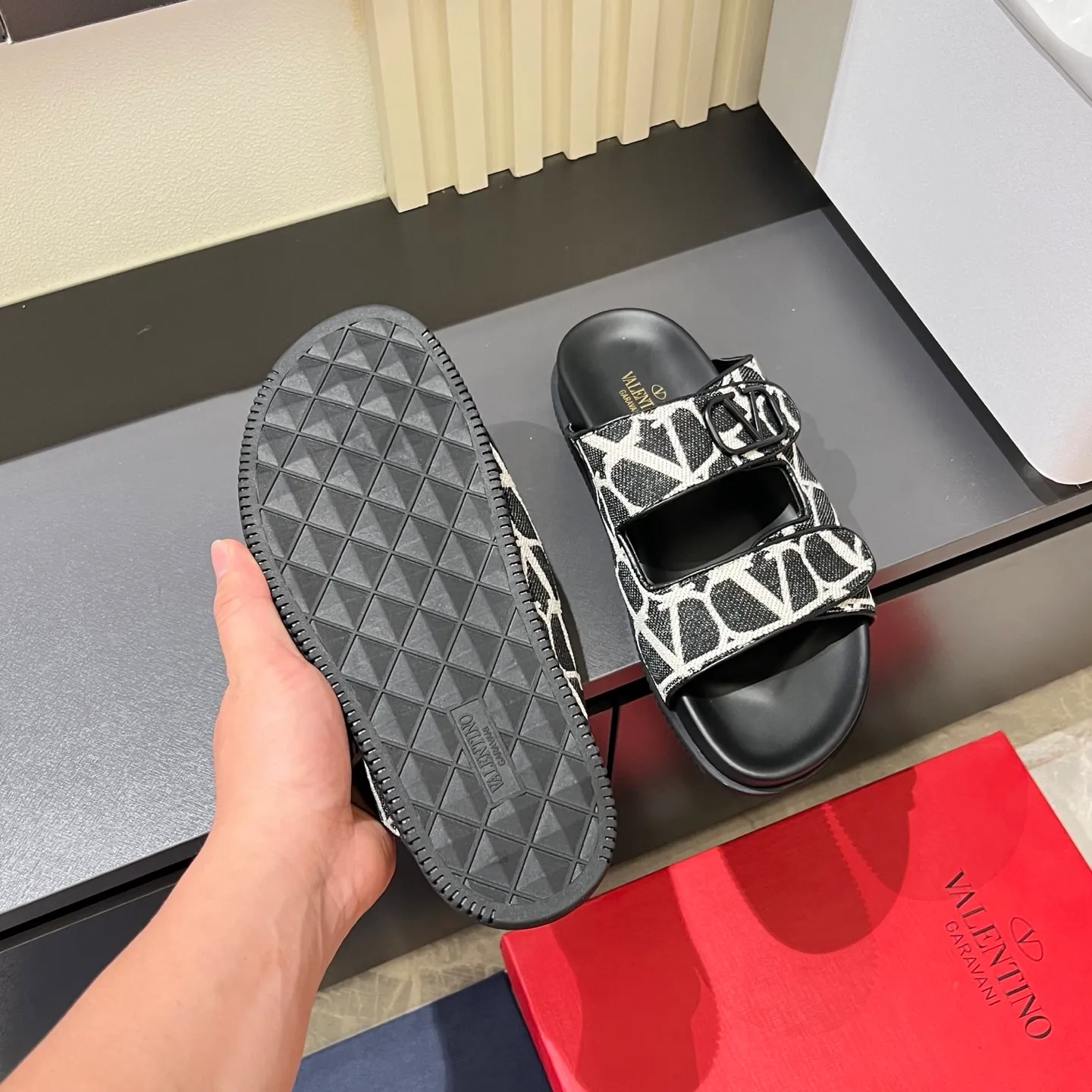 p300《VALENTINO》Warren Men🧍‍♂️Spring and Summer New Style. Cowhide logo flat slippers, elegant sandals, the same style worn by celebrities, original molding, imported calfskin. Rubber outsole. Soft and durable, full set of counter packaging, 38-44!